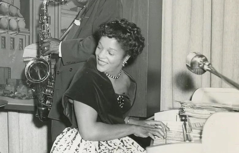 Jazz singer at the microphone